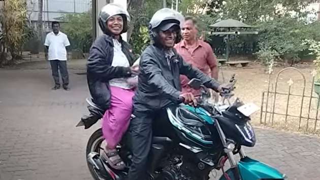 Couple rides six hours to see Mahinda Rajapaksa