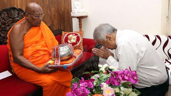 PM meets Ittapane Dhammalankara Thera