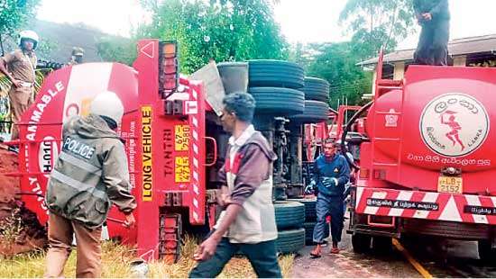 Fuel bowser topples in Haputale