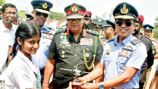 Commander inspires schoolgirl’s aviation dream at “Air Tattoo’’