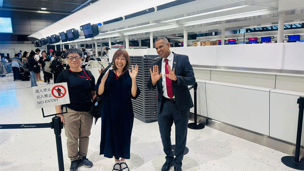 Sri Lankan officials welcoming the organised group of Japanese tourists at Narita International Airport