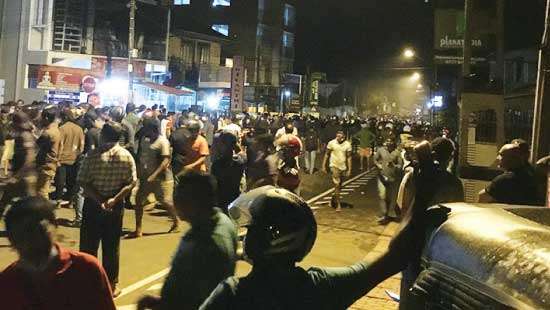 Angry citizens  pelt stones at Police, Tri-Forces