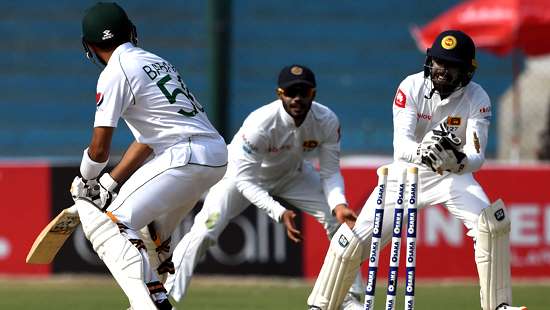 https://www.dailymirror.lk/sports/Pakistan-fight-back-after-Sri-Lankan-bowlers-shine-in-second-Test/322-179887