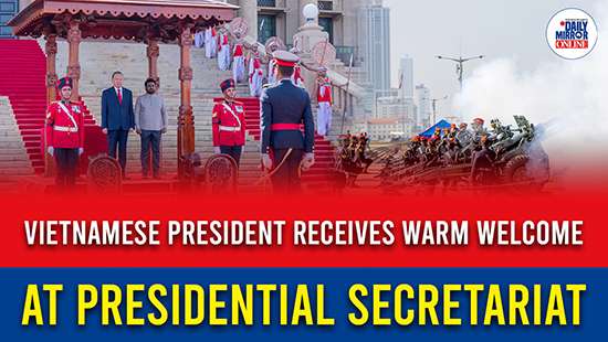 Vietnamese president receives warm welcome at presidential secretariat