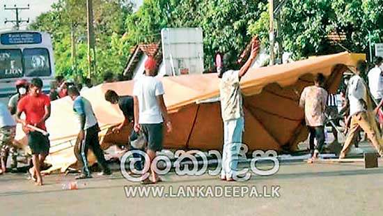 Residents remove protesters blocking Panadura-Colombo road