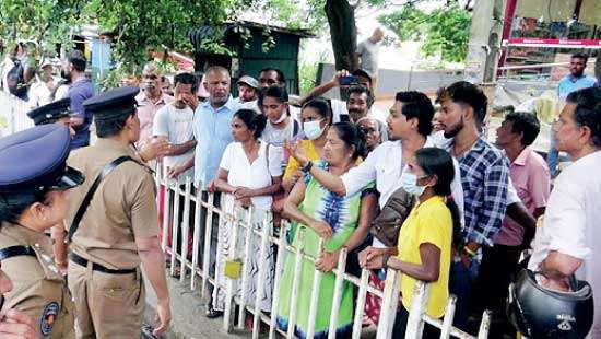 Removal of unauthorised stalls Tense atmosphere in Dambulla