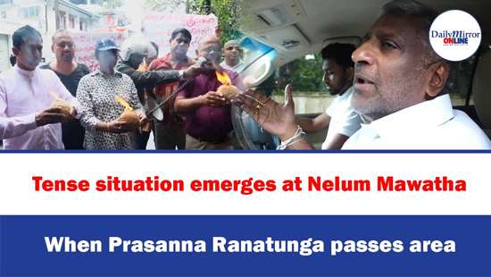 Tense situation emerges at Nelum Mawatha when Prasanna Ranatunga passes area