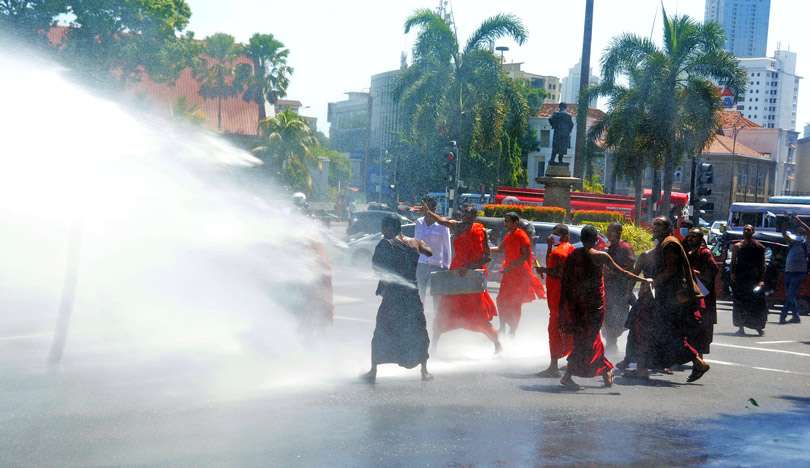 Bhikku federation faces water cannons