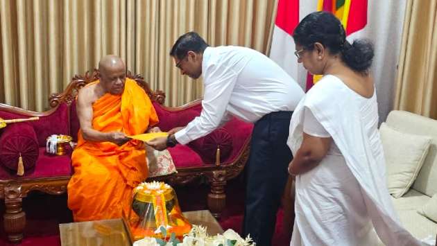 Ruwan, Thalatha meet Asgiriya Mahanayaka Thera to brief on Ranil