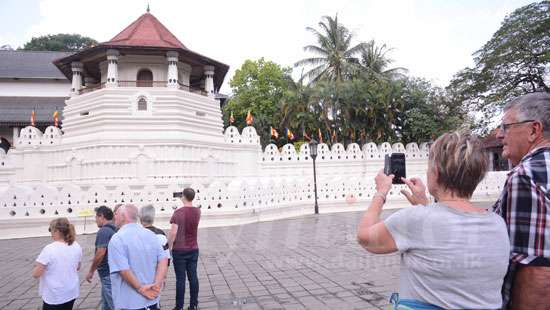 Tourists at Dalada Maligawa