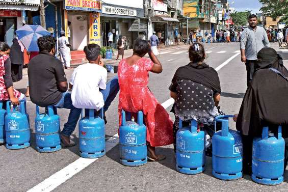 Malay Street blocked, people demanding for gas