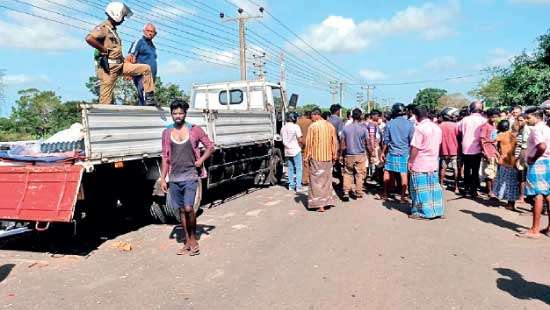 Truck kills mother, 6 YO at bus stop in Vavuniya