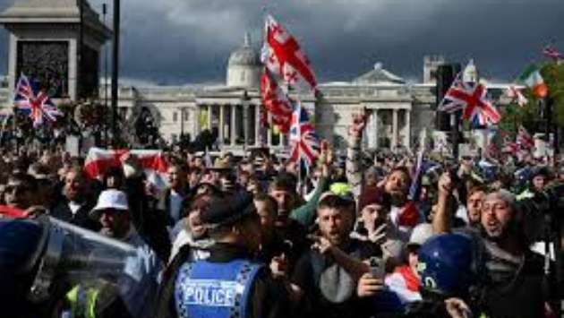 Police and protesters scuffle as 110,000 join anti-migrant London protest