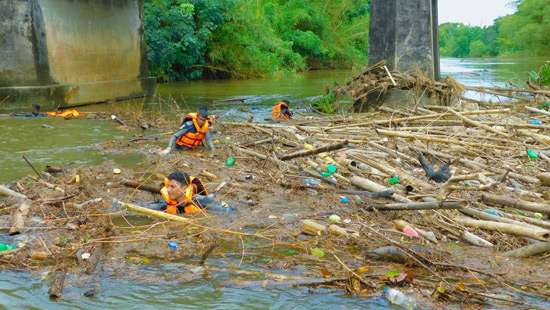 Removing woody debris under Aviththawa Bridge