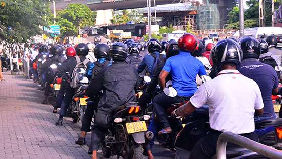 Heavy traffic at entry points to Colombo