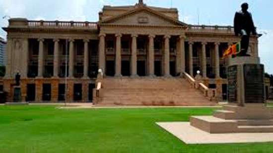 Old parliament open to public on weekends