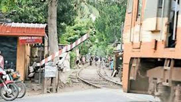 21 drivers fined for violating railway crossing rules in Padukka