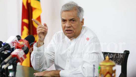 Ranil meets Uni students