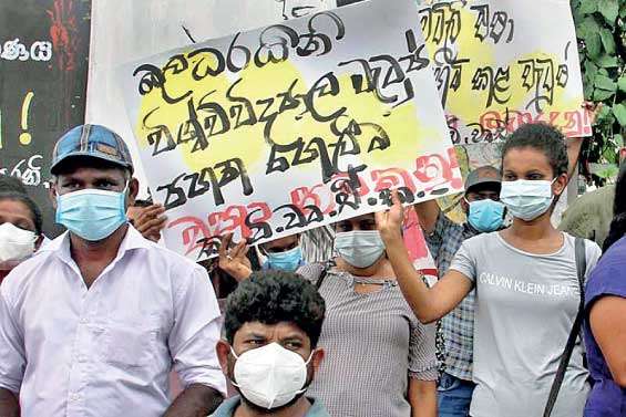 Kelaniya Uni. non-academic staff stage protest