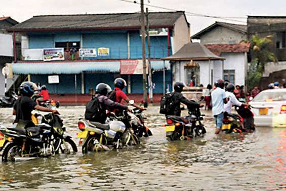 Roads in Minuwangoda submerged by  flood waters