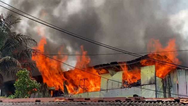 Fire breaks out at garment factory in Rajagiriya