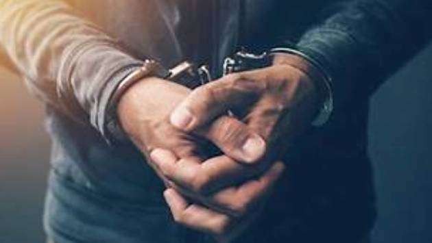 Passenger arrested with Rs. 800,000 worth of smuggled whiskey