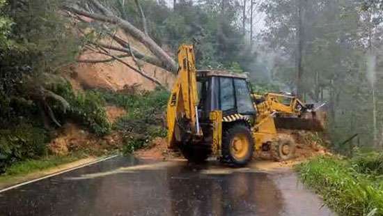 Colombo–Kandy main road at Kadugannawa reopened after rockfall - Breaking News