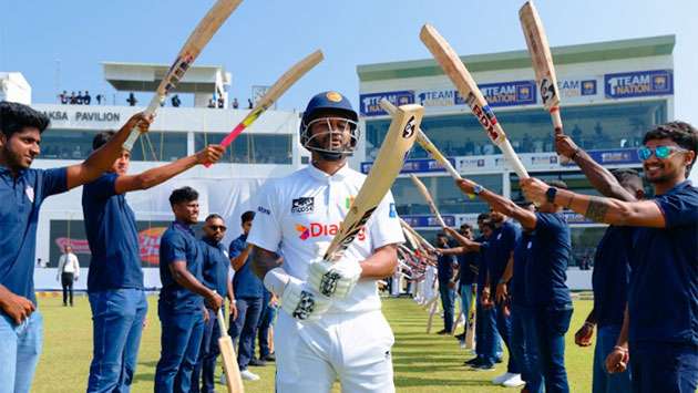 Sri Lanka Cricket felicitates Dimuth Karunaratne