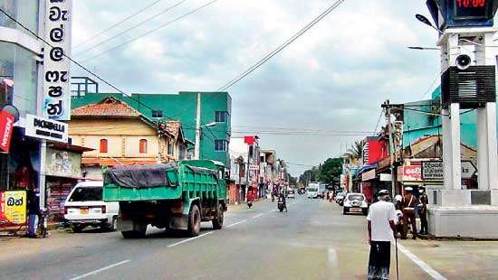 Traders impose lockdown  in Veyangoda, Gampaha  and Ambalantota