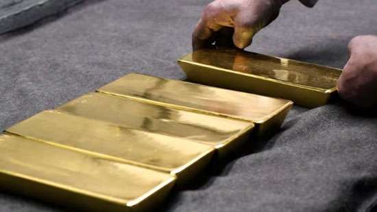 Gold prices surge to fresh record high