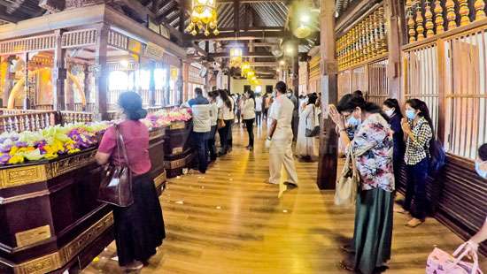 Devotees at Sri Dalada Maligawa