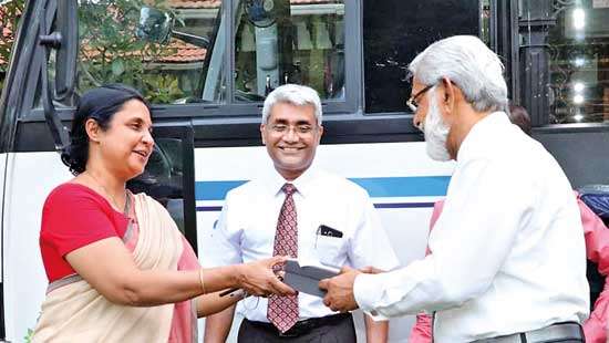 University Of Colombo, Senior Alumnus Donates  Passenger Bus To The University