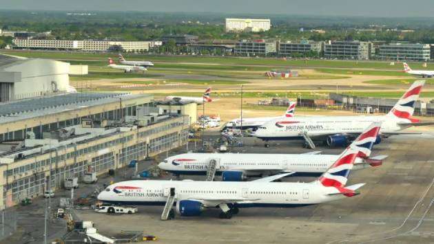 Heathrow Airport closes all day over power outage