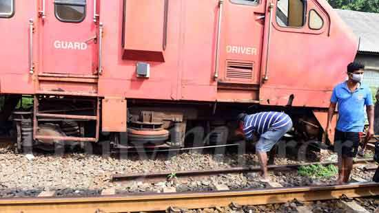 Train derails at Kollupitiya