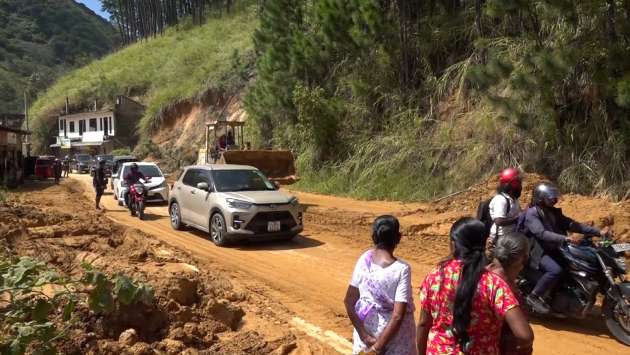 Public transport resumes as one lane reopens on Kandy-Mahiyanganaya road