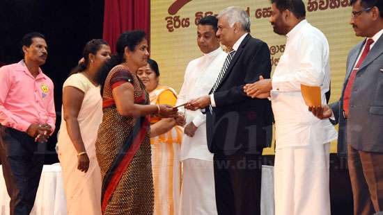 PM distributes cheques to samurdhi lottery winners