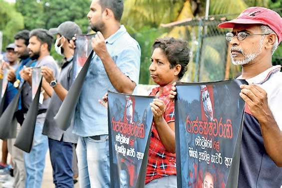 Journos protest against Rajapaksas