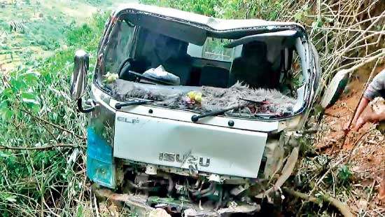 Lorry goes down precipice at Labukele