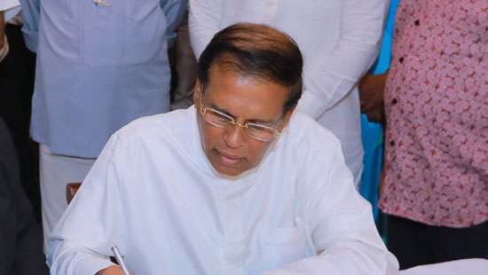 Maithri signs nominations to contest for Polonnaruwa