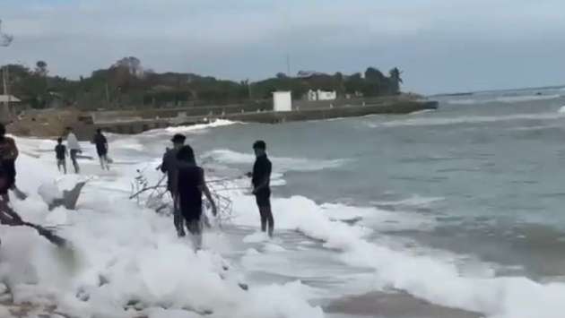 Sea waves washing ashore as white foam in Jaffna, residents alarmed