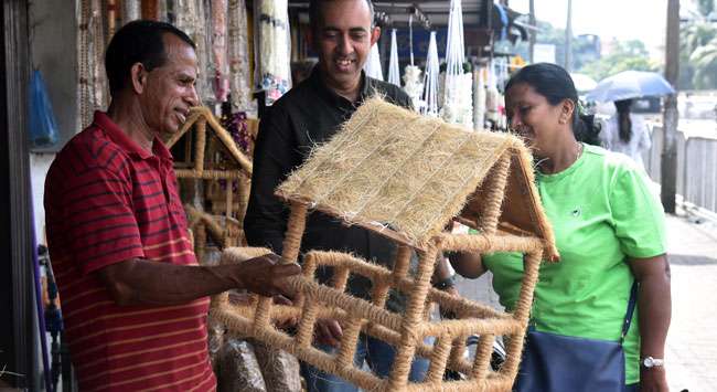 Nativity sets adorn Kochchikade streets