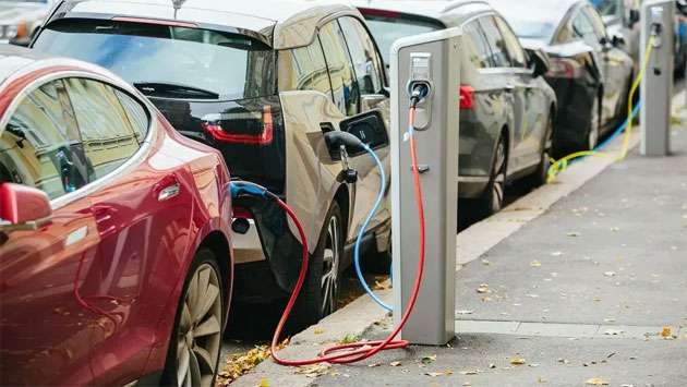 President urges electric vehicle users to charge their vehicles during daytime