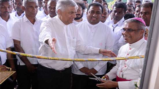 PM invites Bishop to cut the ribbon