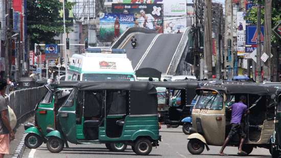 Galle Road blocked from Dehiwala...