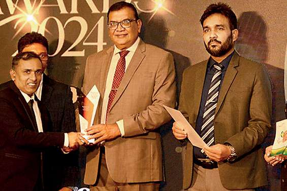 ‘Lankadeepa’ wins Most Popular Newspaper Award at People’s Excellency Awards 2024