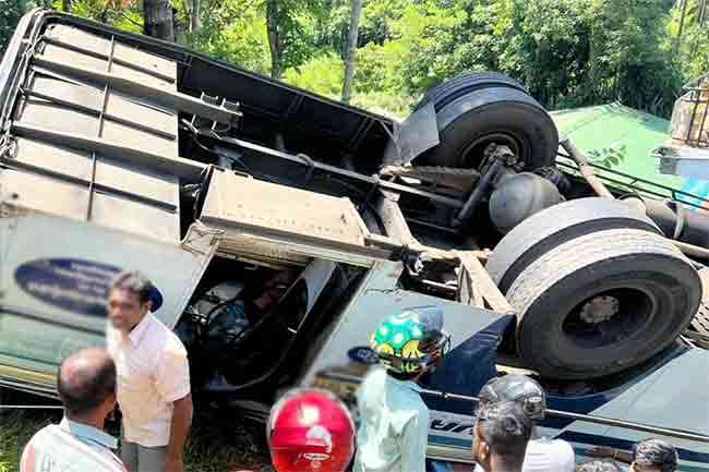 Bus topples injuring 15 passengers in Demodara