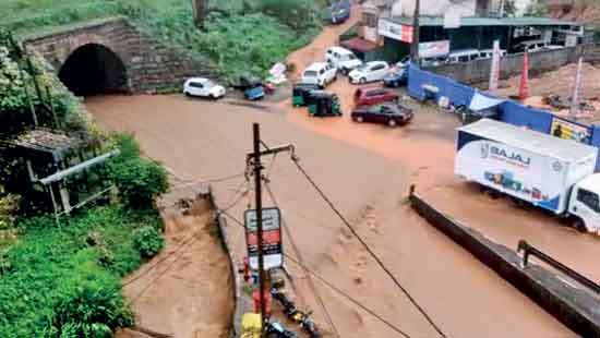 Sudden floods cause heavy traffic in Kandy