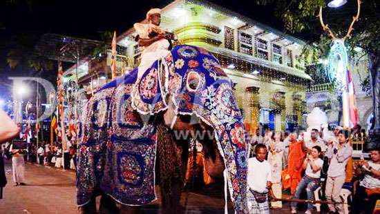 Gangaramaya Navam Perahera parades streets