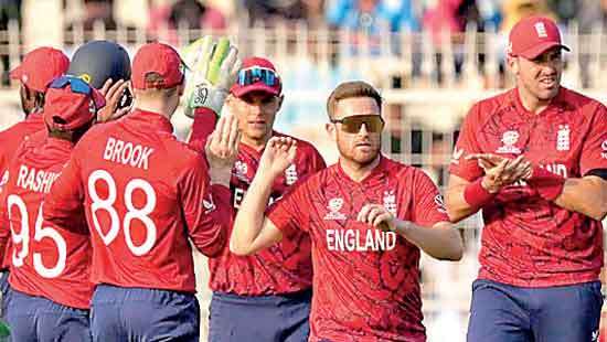 England roar into Super Eights