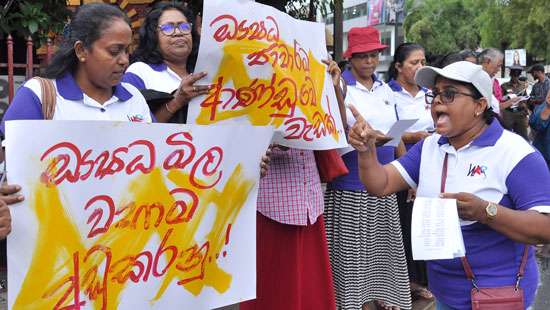 Women protest against government